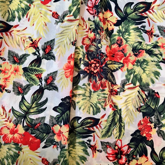 Skies are Blue - Elendil V-Neck Tank. Size Medium - Picture 13 of 16